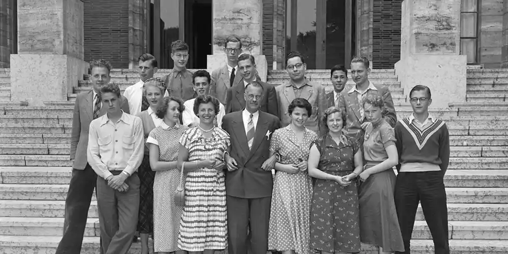 Groep scholieren op de trappen van de Hoge Raad